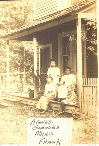 Braatz Family, undated (approx. 1913), Agnes Braatz is my great-grandmother (top-left)