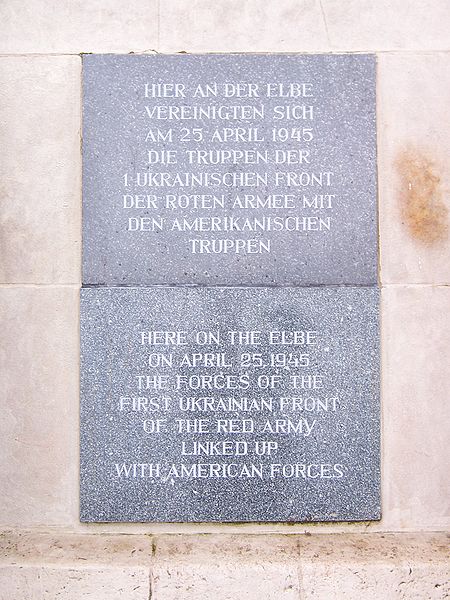 450px-Torgau_Denkmal_der_Begegnung_en-de1